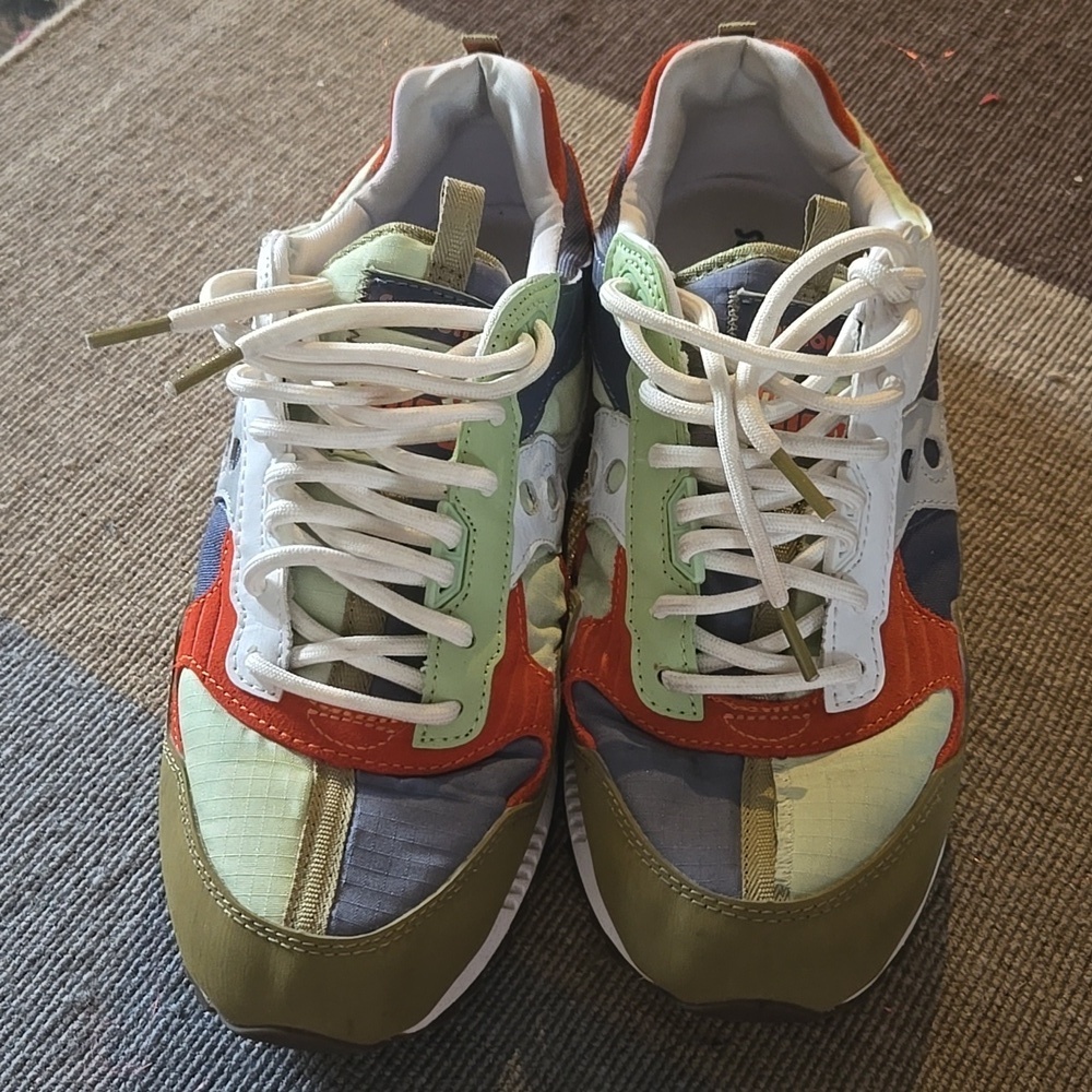 Saucony Shadow 5000 Sneakers in Red, Green, and Blue, Mens 9.5, Unisex, Damaged